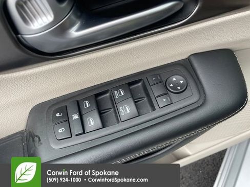 Used 2024 Chrysler Pacifica Touring-L image 25