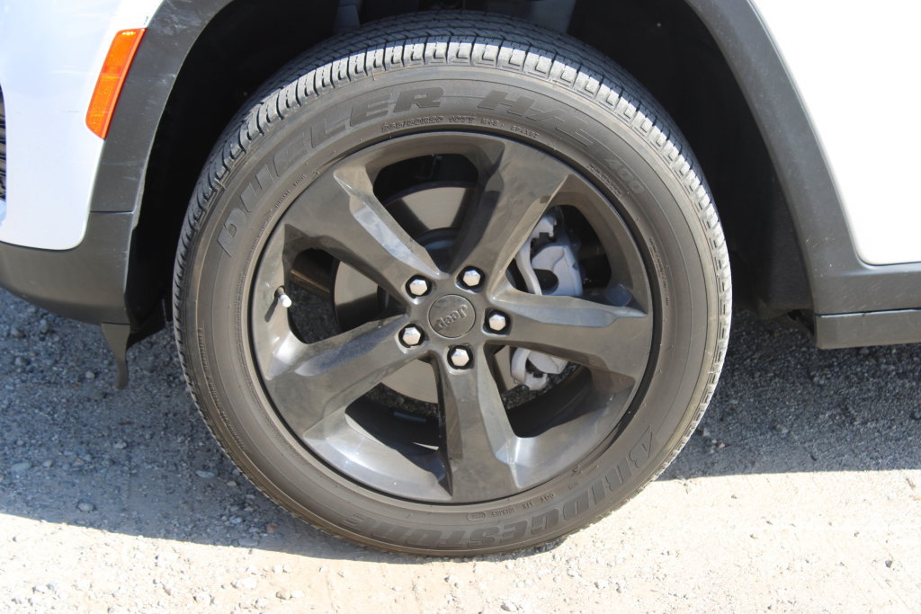 Used 2024 Jeep Grand Cherokee Altitude AWD/4WD image 8
