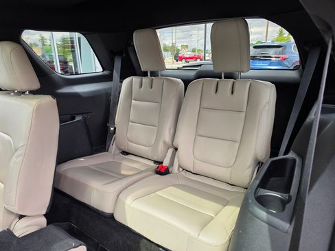 Used 2018 Ford Explorer XLT w/ Equipment Group 202A AWD/4WD image 13