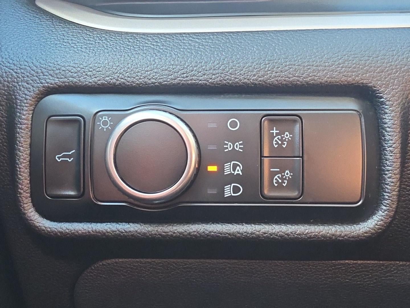Used 2023 Ford Explorer XLT AWD/4WD image 39