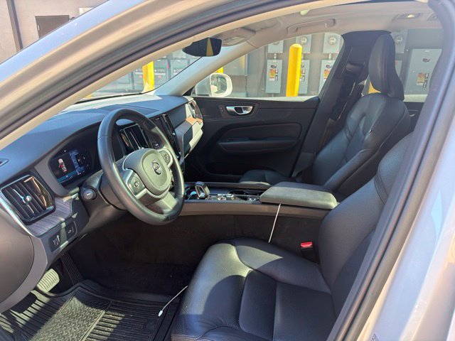 Used 2022 Volvo XC60 B5 Momentum w/ Protection Package Premier FWD image 9