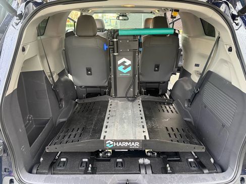 Used 2021 Toyota Sienna XLE w/ XLE Plus Package AWD/4WD image 11