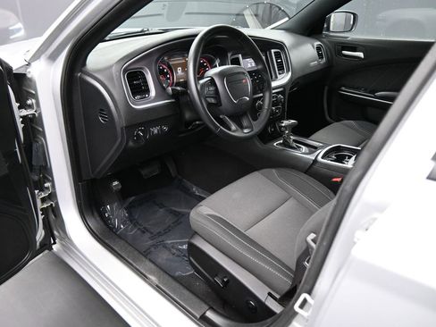 Used 2019 Dodge Charger SXT image 2