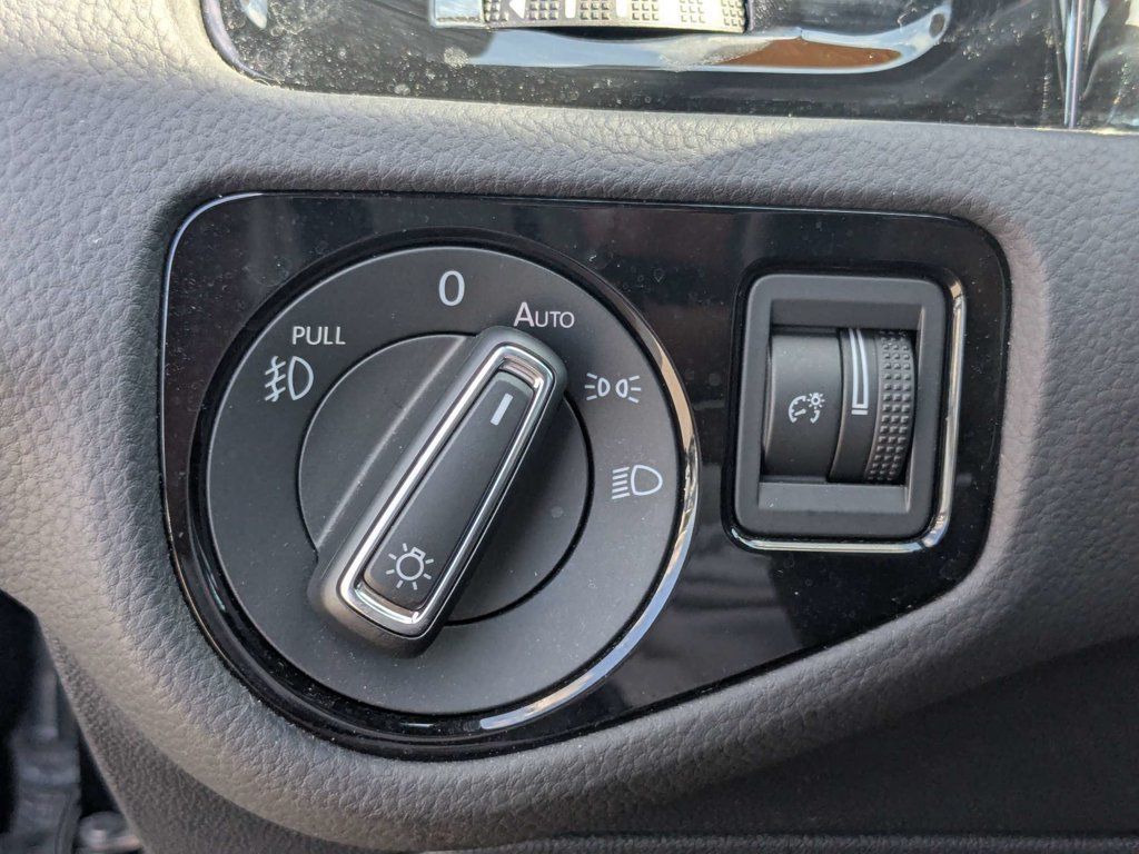 Used 2020 Volkswagen GTI SE FWD image 31
