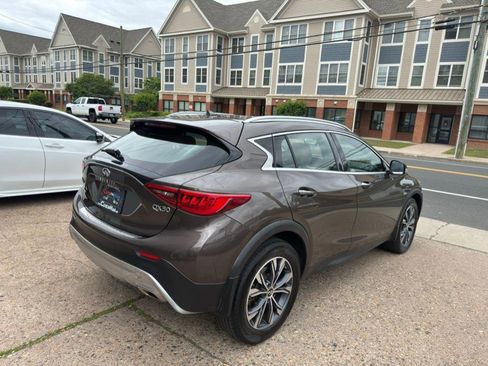 Used 2018 INFINITI QX30 Premium w/ Navigation Package image 7