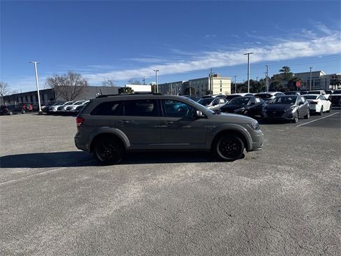 Used 2020 Dodge Journey SE w/ Blacktop Package image 4