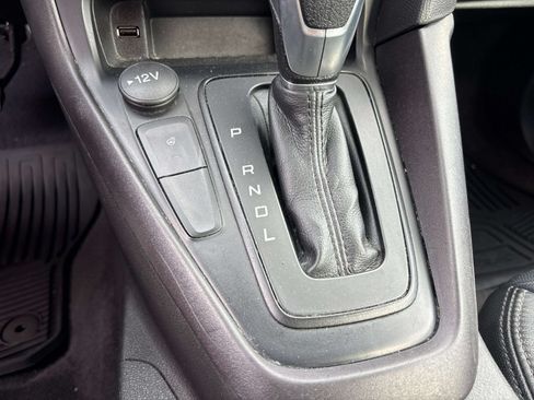 Used 2018 Ford Focus SE w/ SE Appearance Package FWD image 23