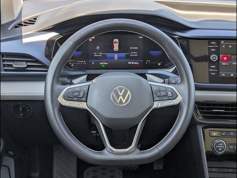 Used 2024 Volkswagen Taos SE w/ Panoramic Sunroof Package FWD image 12