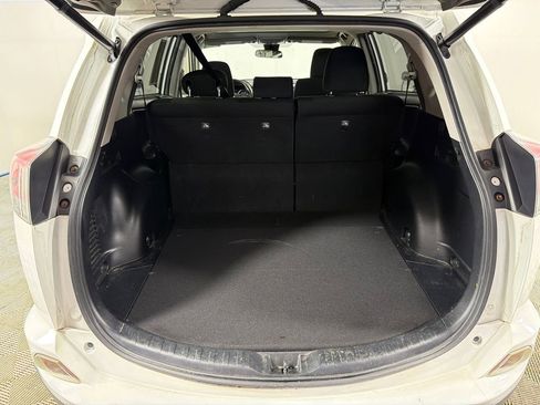 Used 2018 Toyota RAV4 XLE FWD image 19