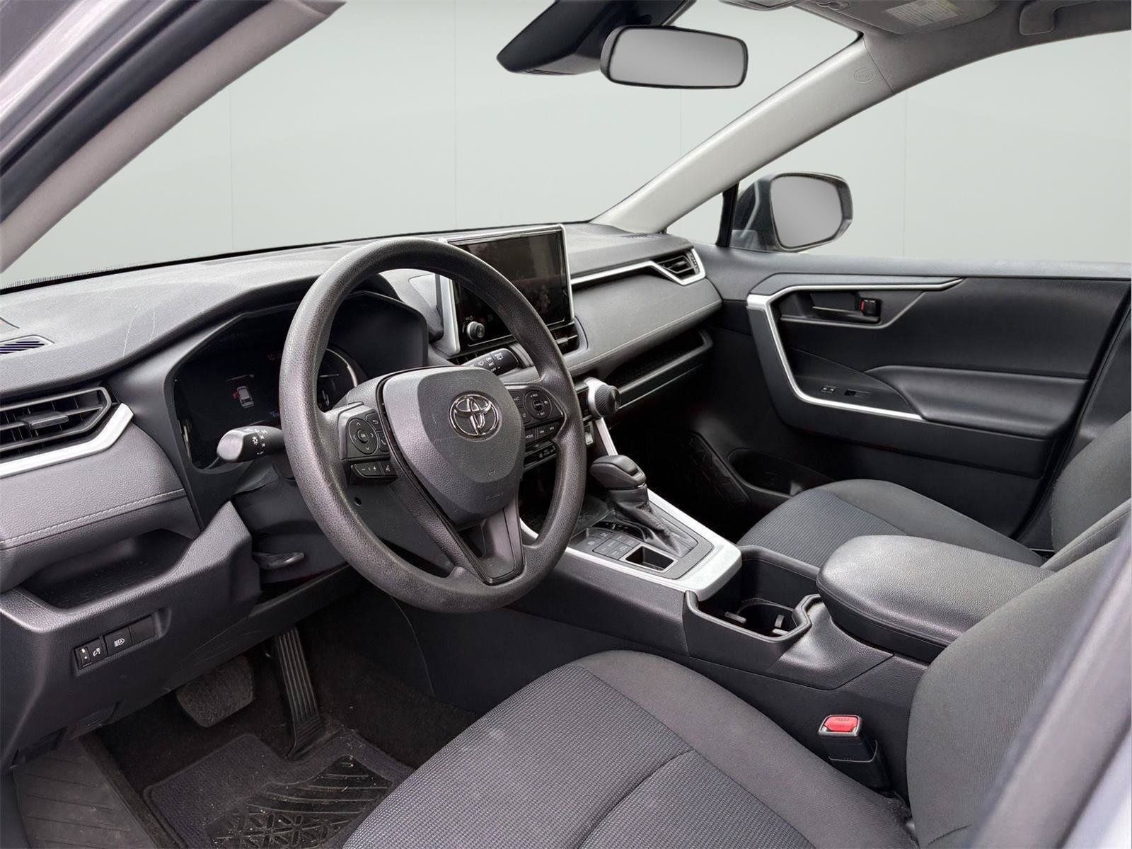 Used 2023 Toyota RAV4 LE AWD/4WD image 9
