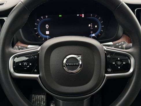 Used 2023 Volvo XC60 B5 Plus image 30