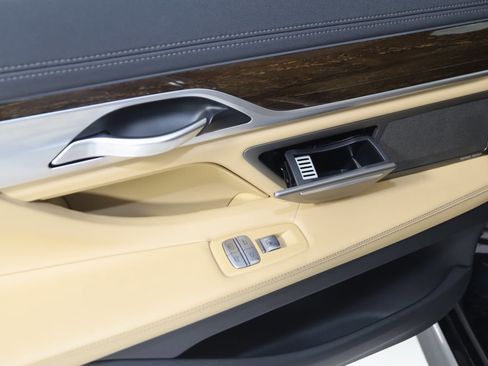 Used 2020 BMW 745e xDrive image 33