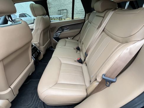 Certified 2025 Land Rover Range Rover SE image 30