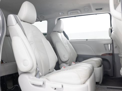 Used 2014 Toyota Sienna XLE AWD/4WD image 30