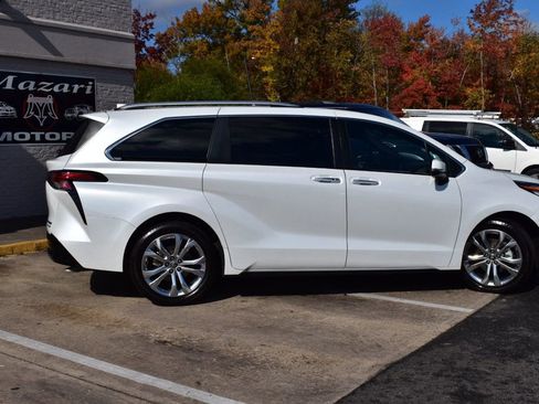 Used 2022 Toyota Sienna Platinum image 4
