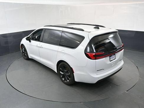 Used 2025 Chrysler Pacifica Limited FWD image 31