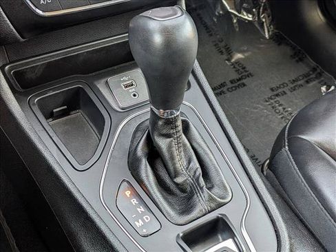 Used 2019 Jeep Cherokee Latitude Plus FWD image 12