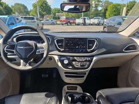Used 2023 Chrysler Pacifica Touring-L FWD image 12