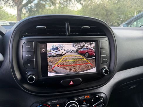 Used 2025 Kia Soul LX w/ LX Technology Package FWD image 17