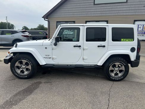 Used 2018 Jeep Wrangler Unlimited Sahara w/ Connectivity Group AWD/4WD image 8