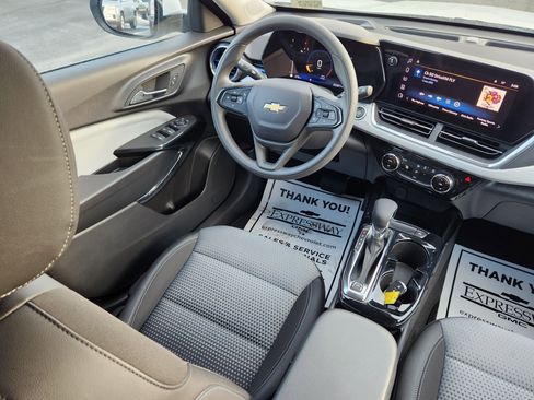 Used 2025 Chevrolet Trax LT image 14