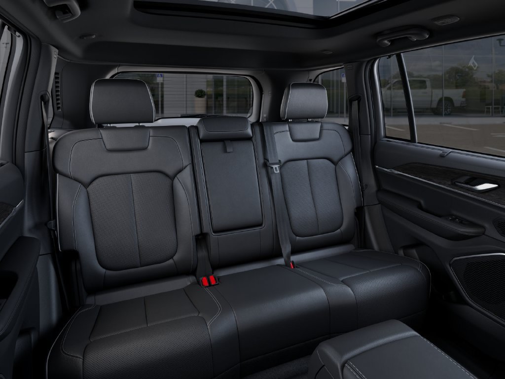 New 2025 Jeep Grand Cherokee Limited w/ Luxury Tech Group II AWD/4WD image 16