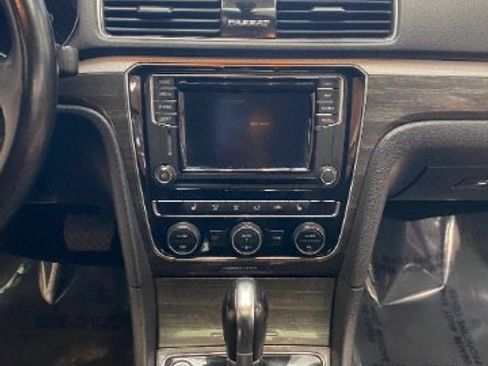 Used 2018 Volkswagen Passat 2.0T SE FWD image 20