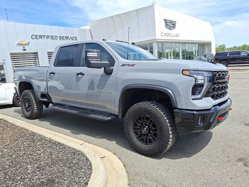 Used 2025 Chevrolet Silverado 2500 ZR2 AWD/4WD image 3