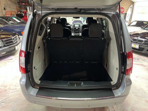 Used 2015 Chrysler Town & Country Limited Platinum FWD image 28