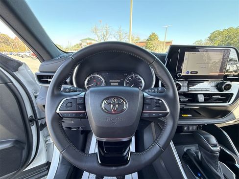 Used 2024 Toyota Highlander XSE image 12