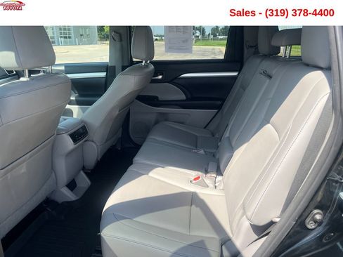 Used 2014 Toyota Highlander XLE AWD/4WD image 19