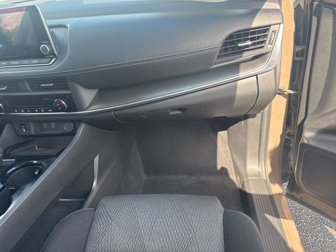 Used 2024 Nissan Rogue SV image 16