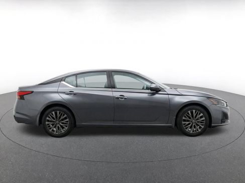 Used 2025 Nissan Altima 2.5 SV FWD image 10