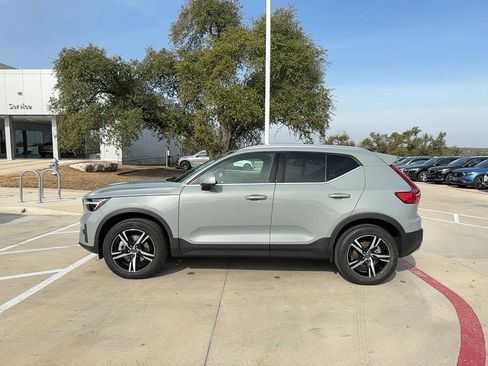 Certified 2025 Volvo XC40 B5 Core image 3