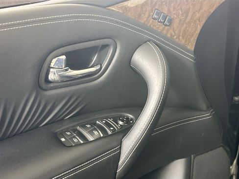 Used 2017 INFINITI QX80 4WD w/ Driver Assistance Package image 18