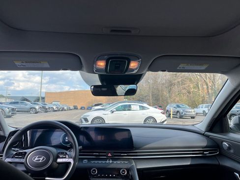 Used 2025 Hyundai Elantra SEL image 34