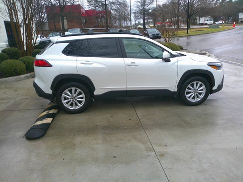 Used 2024 Toyota Corolla Cross LE w/ Moonroof Package image 14