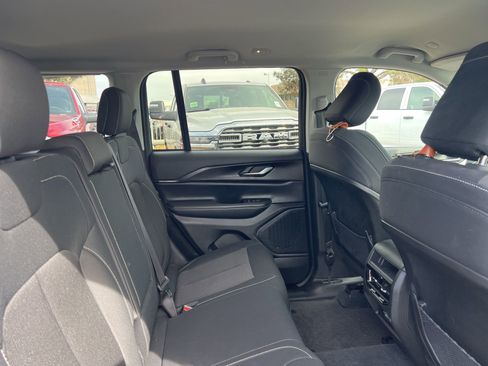 Used 2023 Jeep Grand Cherokee Laredo image 17