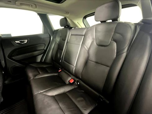 Used 2020 Volvo XC60 T5 Momentum w/ Premium Package image 19