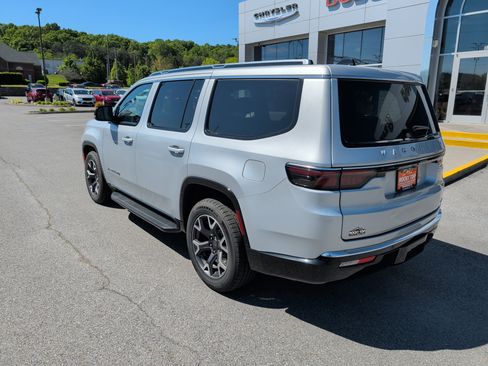 Used 2024 Jeep Wagoneer Series III AWD/4WD image 8