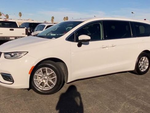 Used 2023 Chrysler Pacifica Touring-L image 4