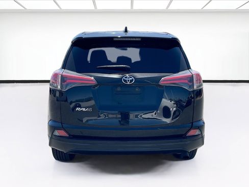 Used 2018 Toyota RAV4 LE FWD image 5