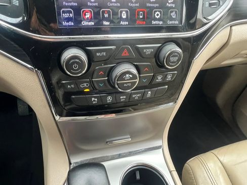 Used 2020 Jeep Grand Cherokee Limited AWD/4WD image 24