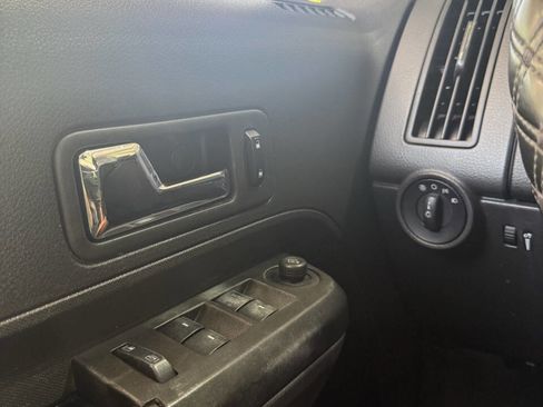 Used 2010 Ford Edge SE image 16