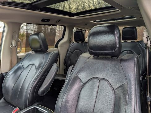 Used 2018 Chrysler Pacifica Limited w/ Advanced Safetytec Group FWD image 16
