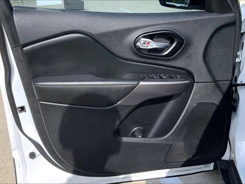 Used 2021 Jeep Cherokee Latitude Plus image 21