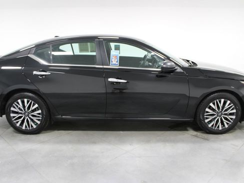 Used 2024 Nissan Altima 2.5 SV image 11
