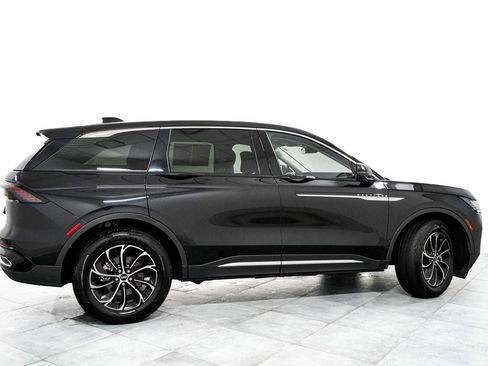 Used 2025 Lincoln Nautilus Premier AWD/4WD image 7