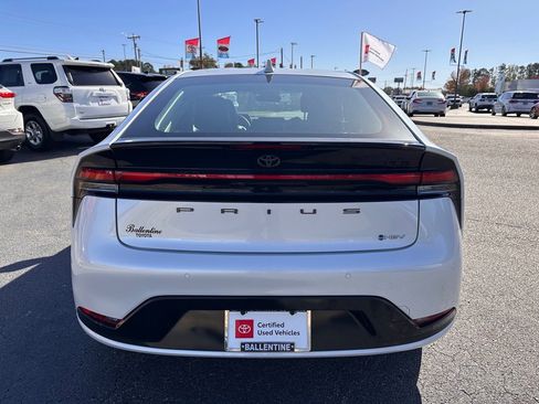 Used 2025 Toyota Prius XLE image 4