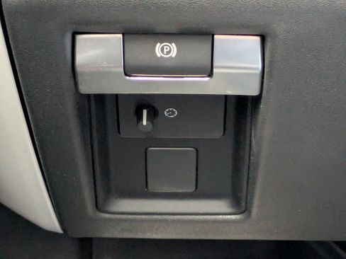 Used 2025 Land Rover Defender 110 X-Dynamic SE image 19